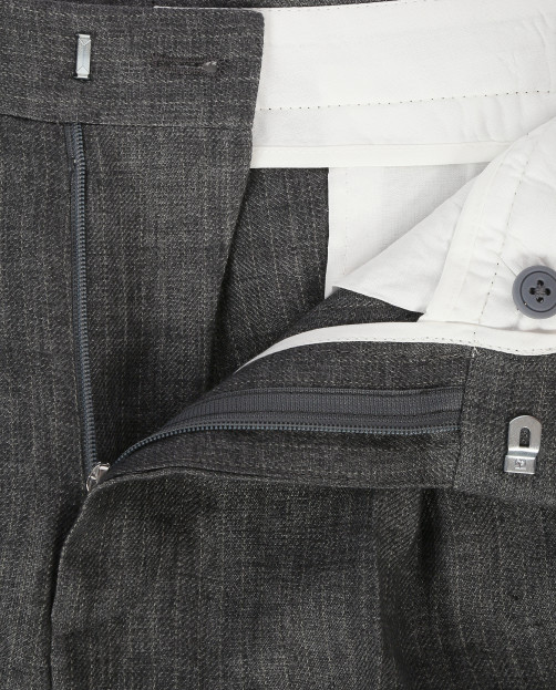 Классические зауженные брюки из льна с узором "полоска" - Деталь1