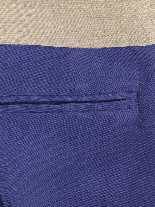 Укороченные брюки  из шелка с контрастным поясом  - Деталь