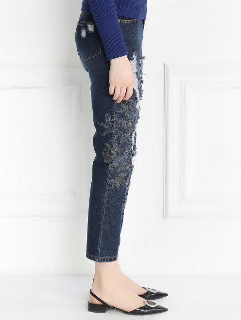 Укороченные джинсы с потертостями и вышивкой из бисера - Модель Верх-Низ2