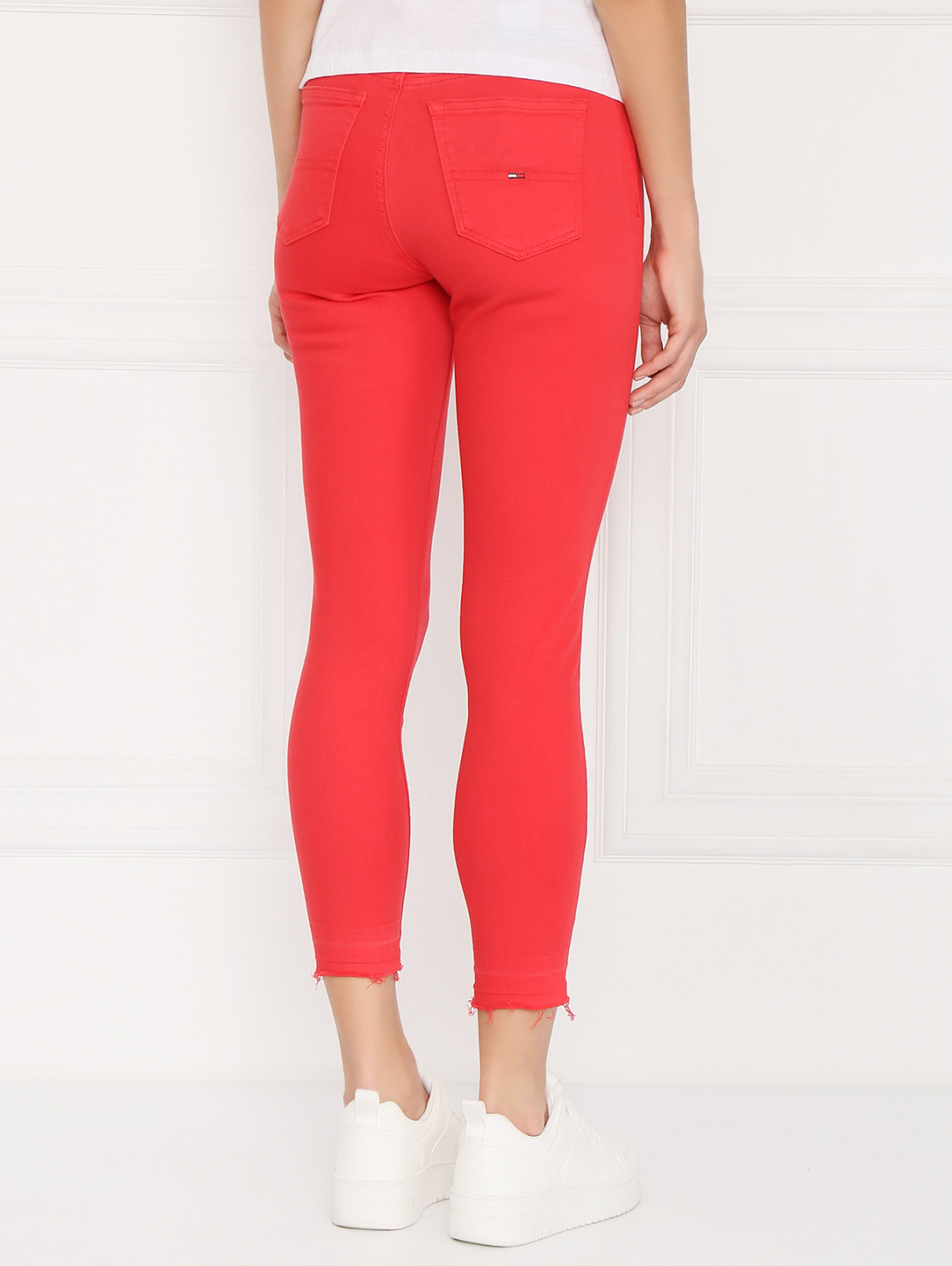 Джинсы зауженного кроя с бахромой Tommy Jeans  –  МодельВерхНиз1  – Цвет:  Красный