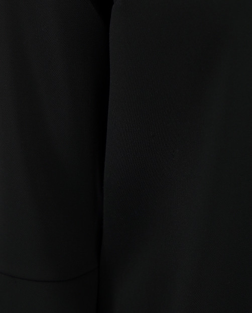 Маленькое черное платье с воланами на рукавах - Деталь