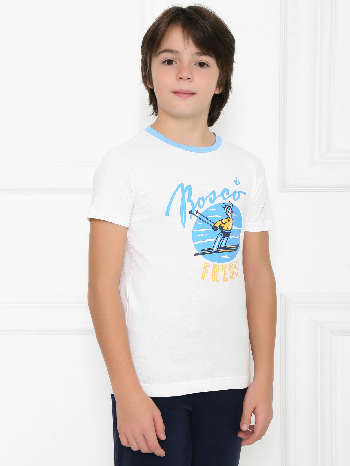 Хлопковая футболка с принтом BOSCO  –  МодельВерхНиз  – Цвет:  Белый