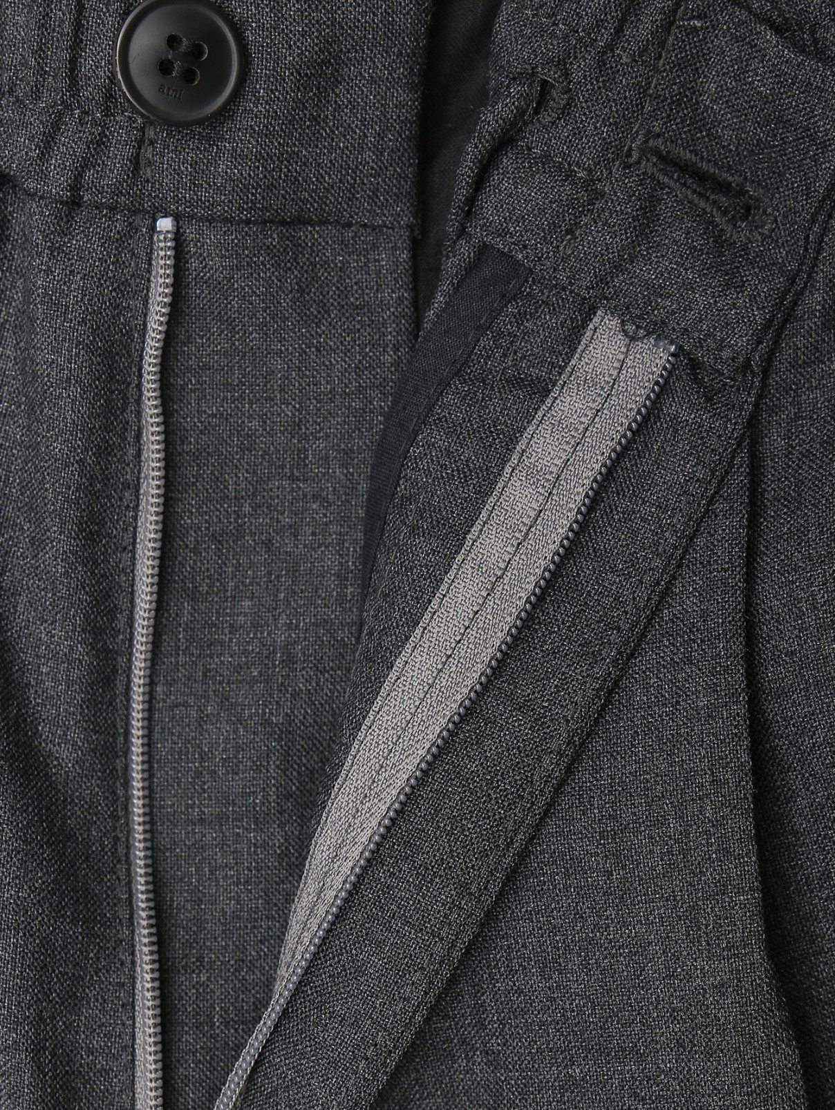 Брюки укороченные из шерсти Ami  –  Деталь  – Цвет:  Серый